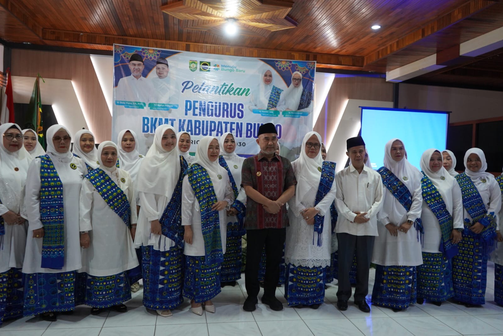 Hesnidar Haris Lantik Pengurus BKMT Kabupaten Bungo