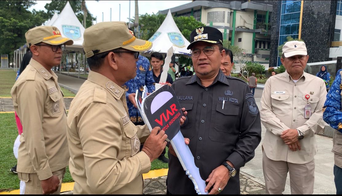 Pemkot Jambi Serahkan Gerobak Motor Kelola Sampah untuk 68 Kelurahan