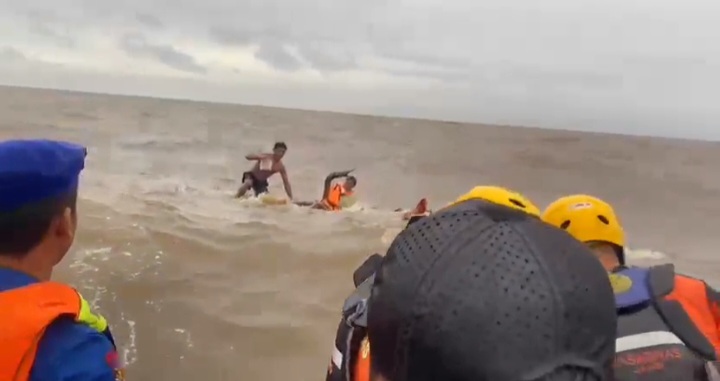 Kapal Tenggelam Dihantam Ombak, 3 ABK diselamatkan Tim SAR Gabungan