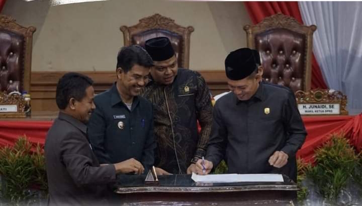 Rapat Paripurna Persetujuan dan Penandatanganan Tentang Ranperda APBD Perubahan TA 2024 Muaro Jambi