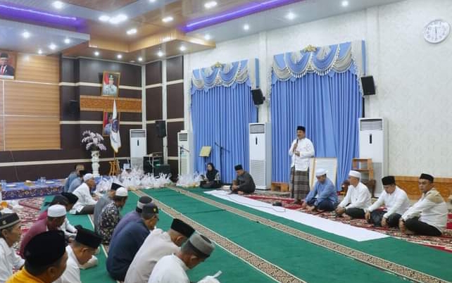 Santunin 30 Anak Yatim Piatu dan 110 Paket Sembako di Tanjab Barat 