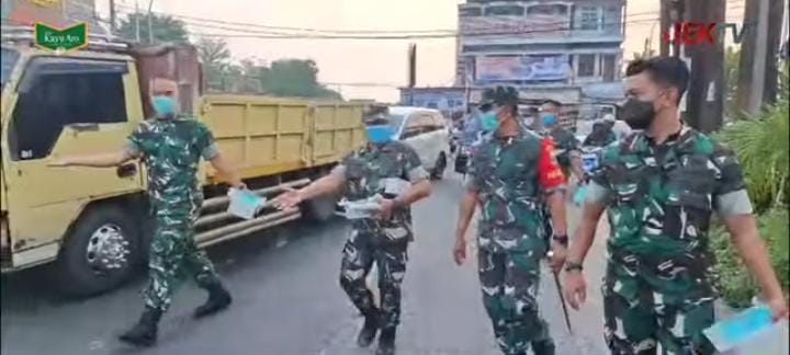 Danrem 042/Garuda Putih Bagikan 6.000 Masker kepada Pengguna Jalan, Waspadai Polusi Udara 