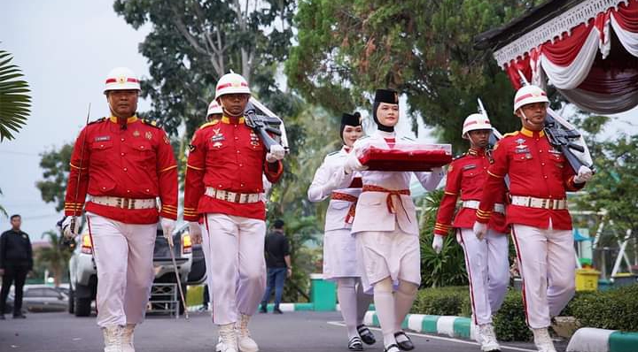 Jalankan Tugas, Paskibraka di Batanghari Turunkan Bendera Merah Putih dengan Lancar