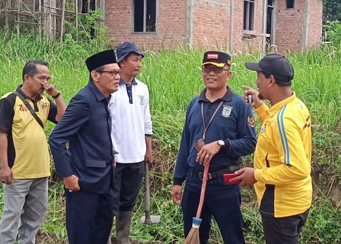 Anggota DPRD Kota Jambi Muslim Ikut Gotong Royong Bersama Masyarakat Kelurahan Bagan Pete