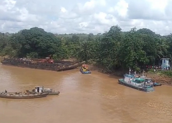 Kesal!! Masyarakat Lempari Kapal Bermuatan Batu Bara yang Melintas di Jembatan Muara Tembesi