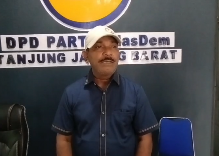 DPD NasDem Tanjab Barat Bagikan Masker kepada Warga di Tengah Kabut Asap