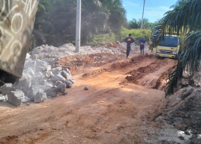 Permudah Akses Warga, PTPN IV PalmCo Perbaiki Puluhan Kilometer Jalan Desa