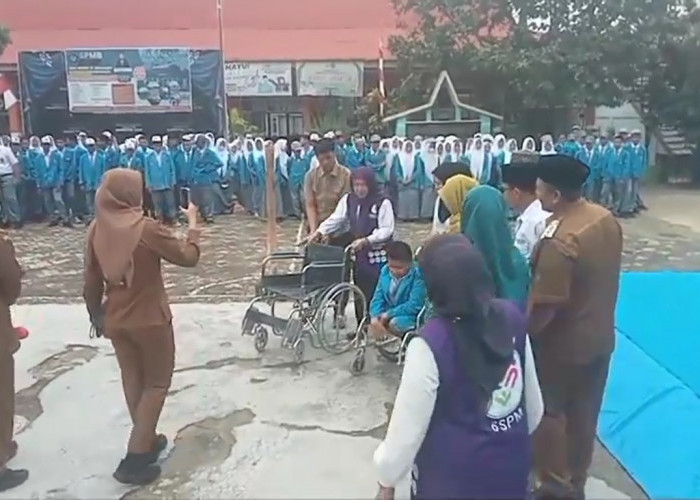 Ketua TP PKK Provinsi Jambi Serahkan Bantuan Kursi Roda untuk Siswa Penyandang Disabilitas 