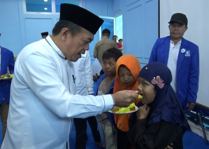 Milad PAN ke-28, Gubernur Al Haris Potong Tumpeng dan Santuni Anak Yatim  