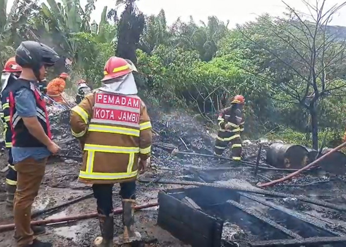 Diduga Dipicu ODGJ, Rumah dan Tempat Usaha Rongsokan di Payo Selincah Terbakar