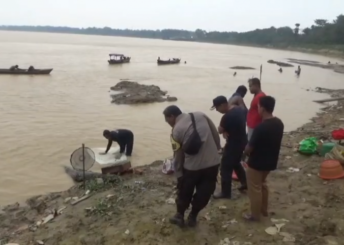 Polisi Bubarkan Perburuan Benda Bersejarah di Sungai Batanghari