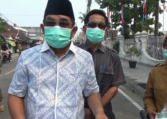 Kabut Asap, Bupati Bagikan Masker kepada Pengendara di Depan Rumah Dinas Bupati