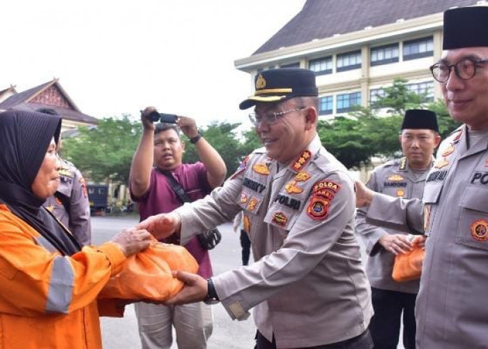 Polda Jambi Berbagi Berkah Ramadan, Bagikan Takjil dan Sembako ke Warga