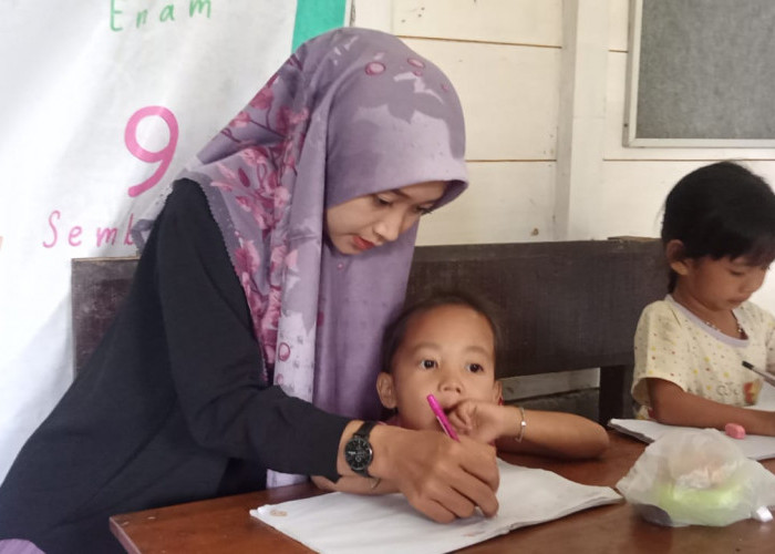Foto : Puput Asmarita Guru Cantik dan Penyabar yang Sedang Mengajar Murid-Muridnya di Sekolah Besamo, Kabupaten Batanghari, Jambi