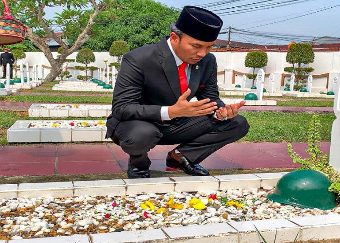 Peringati Hari Pahlawan, Edi Purwanto Tabur Bunga di Taman Makam Pahlawan Jambi