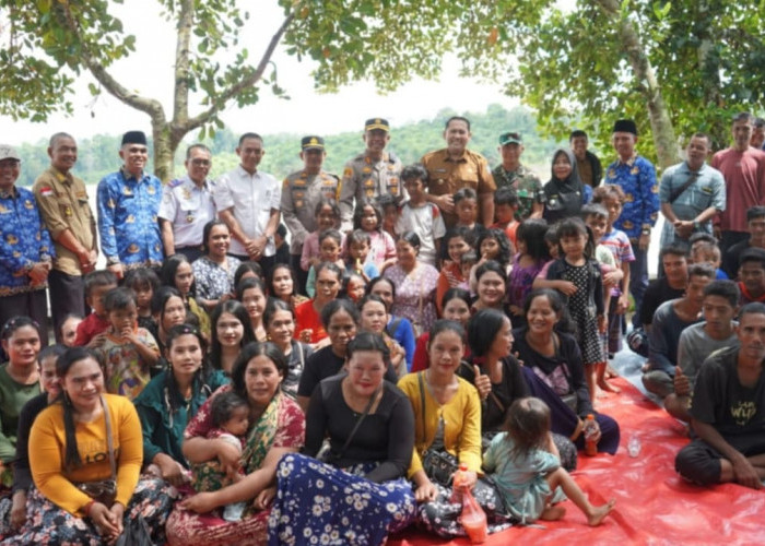 Salurkan Bantuan Keramba dan Jaringan Listrik, Bupati M. Syukur Ingin Warga SAD Berkembang