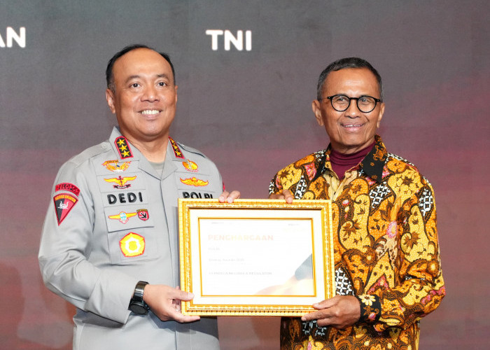 Wakapolri Terima Disway Award, Polri Tegaskan Komitmen Perkuat Kepercayaan Publik dan Sinergi Media