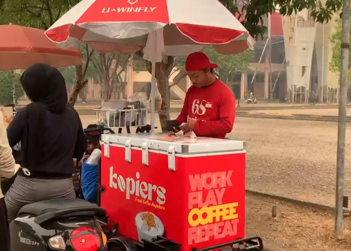 Penjualan Kopi Keliling Masih Bertahan di Tengah Kabut Asap Jambi