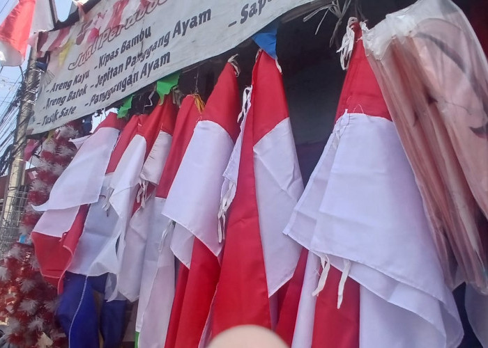 Jelang 17 Agustus, Bendera Merah Putih Mulai Bertebaran, Pedagang Masih Sepi Pembeli