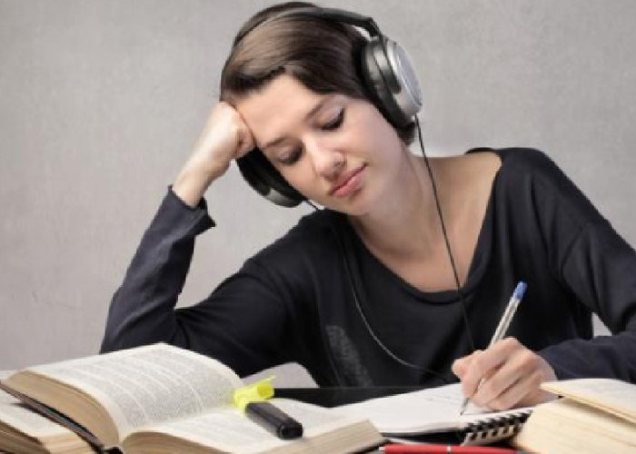 Membaca Buku Sambil Mendengarkan Musik: Menggabungkan Dua Kesenangan dalam Satu Aktivitas