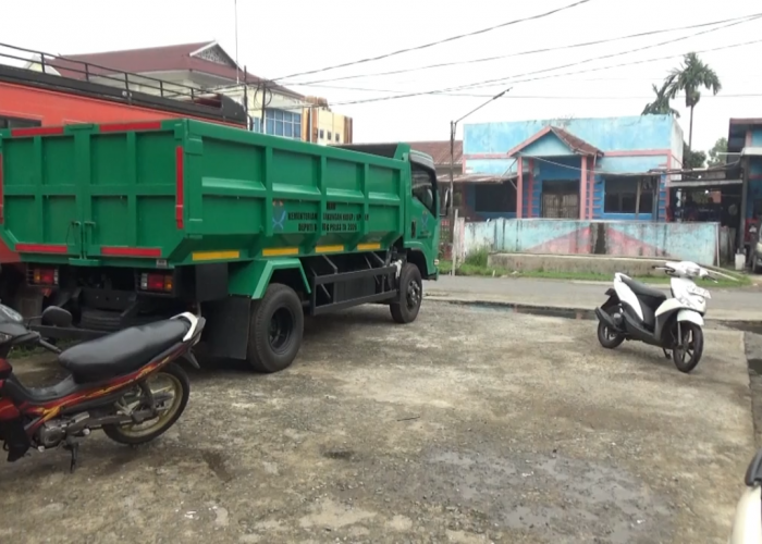 DLH Tanjab Barat Terima Bantuan Satu Unit Dump Truck dari KLH
