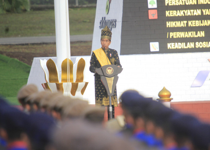Presiden Jokowi Kenakan Pakaian Adat Melayu Saat Pimpin Upacara Harlah Pancasila di Lapangan Garuda 