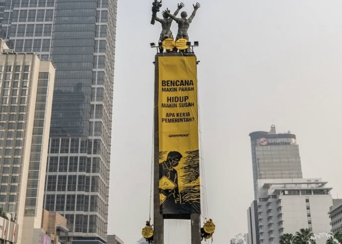 Spanduk Kuning Greenpeace Terbentang di Bundaran HI, Ini Pesan yang Dibawa