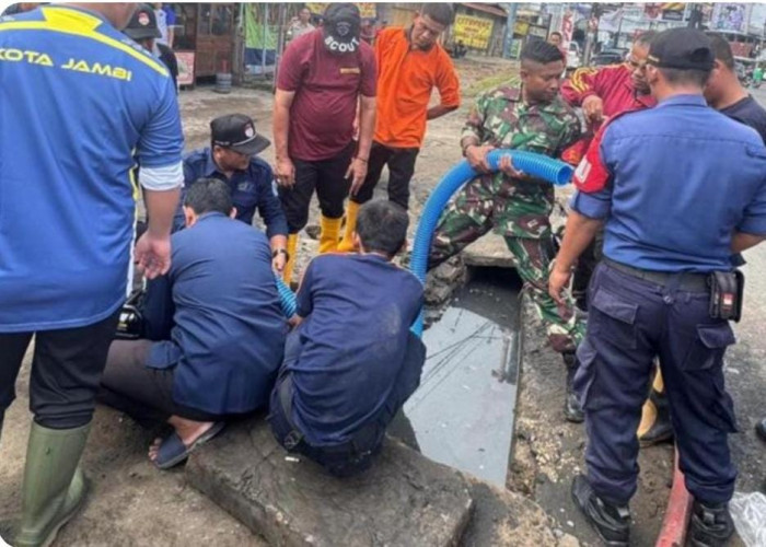 Hari Bakti PU ke 80, PUPR Jambi Gelar Aksi Bersih Sungai dan Tanam Pohon di Sungai Asam