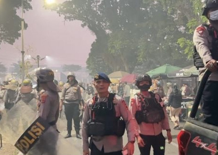 Humanis di Tengah Aksi Karhutla, Danyon A Pelopor AKBP LK Sitinjak Turun Langsung Bersama Personel