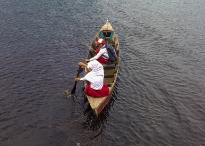 Perahu Anak Sekolah di Air Hitam Laut, Sebuah Perjuangan Demi Suatu Harapan 