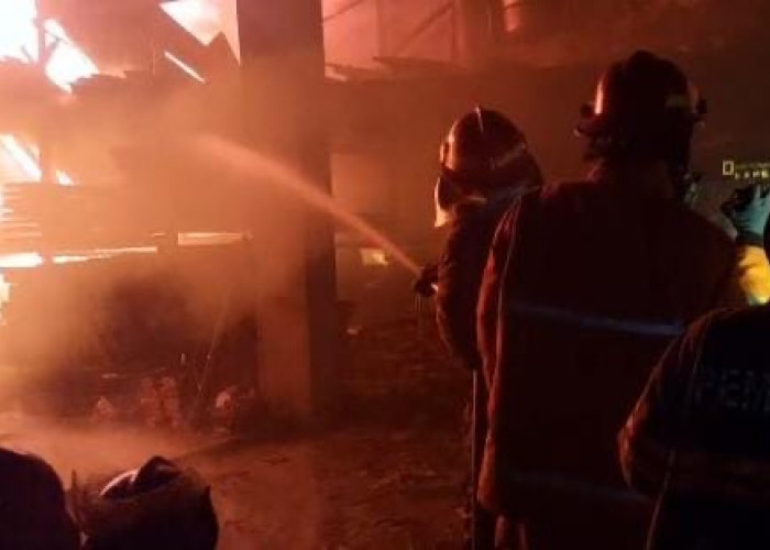 Kebakaran Bangsal Kayu Di Simpang Tiga Sipin, Damkartan Kerahkan 65 Personel