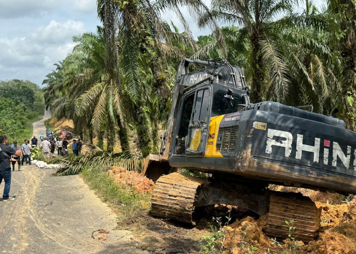 PTPN IV REGIONAL 4 Peduli Perbaiki Jalan Amblas Desa Kampung 9 Kabupaten Batang Hari