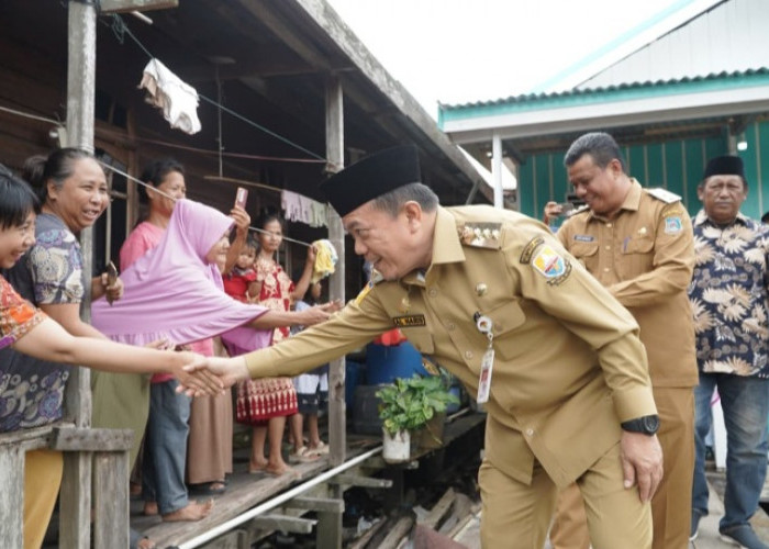 Gubernur Al Haris Salurkan 51 Bantuan Bedrum di Tanjab Barat