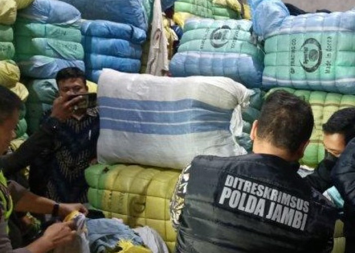 Penggerebekan Gudang Penyimpanan Pakaian Bekas di Muaro Jambi, Diduga Berasal dari Korea dan China