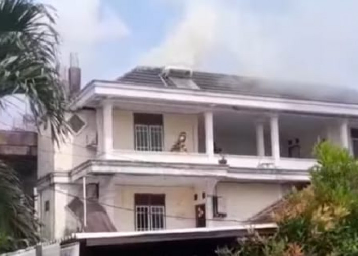 Pembakaran Sampah Diduga Picu Kebakaran Bangunan Kosong Tiga Lantai di Kota Jambi