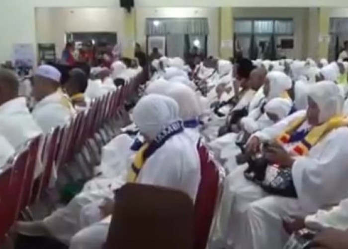 450 Jemaah Calon Haji Provinsi Jambi Kloter BTH 25 Diberangkatkan ke Tanah Suci