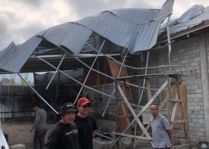 Petugas-masyarakat kerinci bersihkan dampak angin puting beliung 