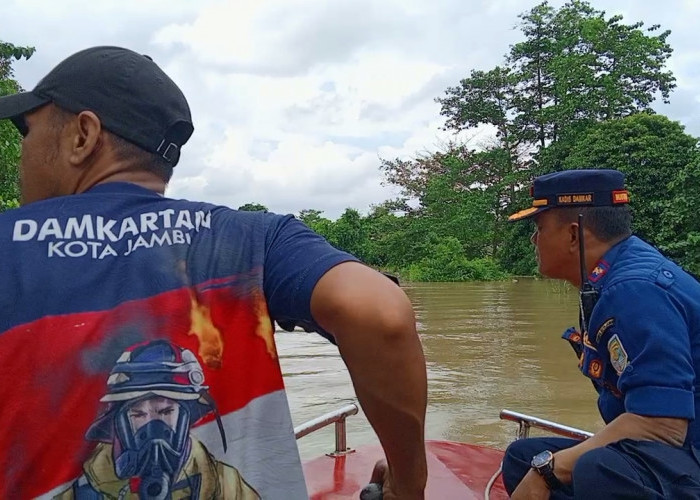 Tinjau Kondisi Banjir di Pemukiman Warga Sepanjang Sungai Batanghari Jambi