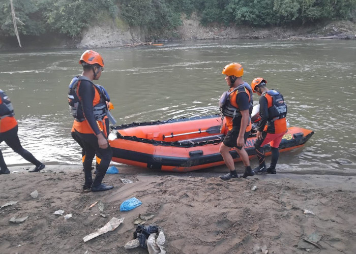 Seorang Remaja Hanyut terbawa arus saat Mandi di Sungai Batang Merangin