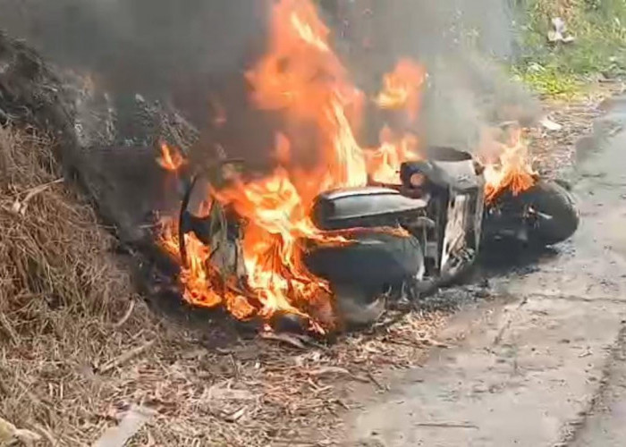 SEPEDA MOTOR TERBAKAR DI JALAN SUNAN DRAJAT, API SEMPAT SENTUH KABEL WIFI