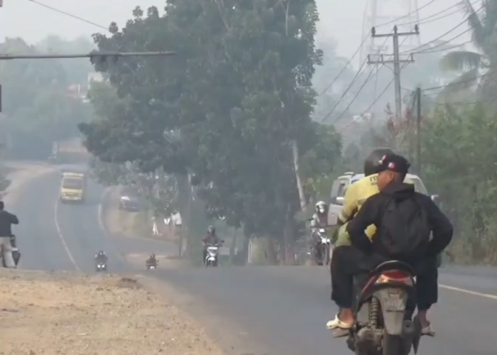 Jarak Pandang Terbatas, Pengendara Mulai Keluhkan Sesak Napas Akibat Kabut Asap
