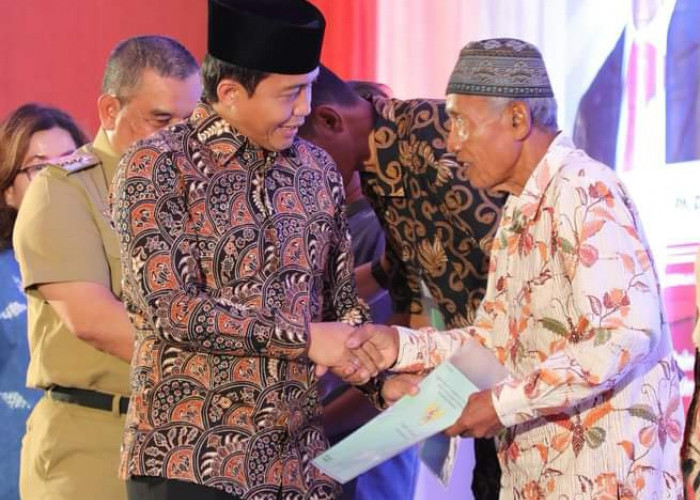 Wamen ATR/Waka BPN Serahkan 500 Sertifikat Tanah di Pekanbaru 