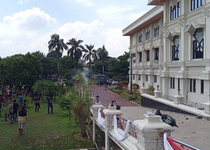 Ricuh!! Fasilitas Kantor Gubernur Jambi Hancur Akibat Supir Angkutan Batu Bara, 3 Anggota Polisi Jadi Korban