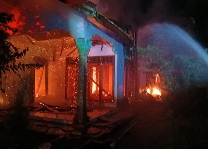 Diduga Berawal dari Bakar Sampah, Rumah Permanen di Pematang Gajah Muaro Jambi Ludes Dilalap Api