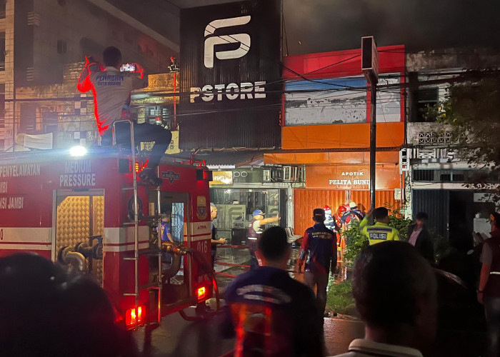 Kebakaran PS Store Jambi, Damkar Kerahkan 13 Armada   