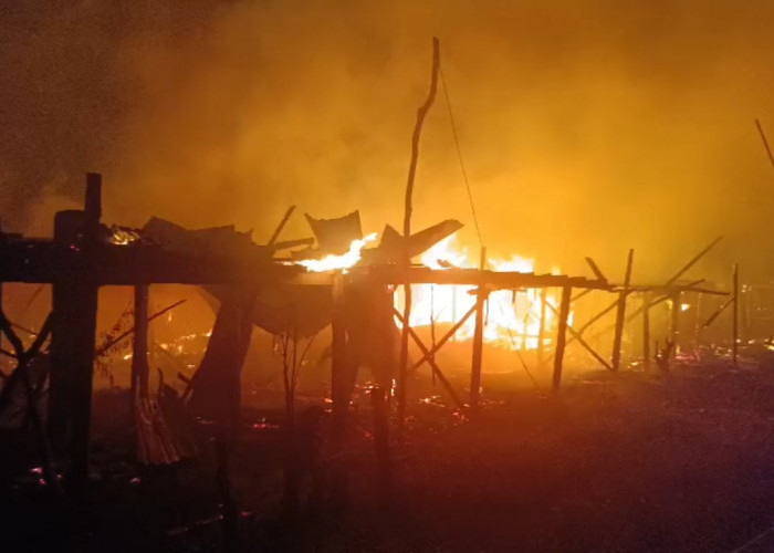 Dua Rumah Nonpermanen Terbakar di Talang Banjar, Satu Warga Alami Luka Bakar