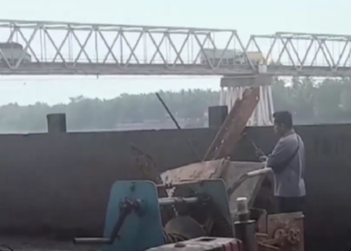 Jembatan Tembesi Mulai Diperbaiki, Pekerja Merakit Besi Sebelum ke Tiang Sefty Jembatan