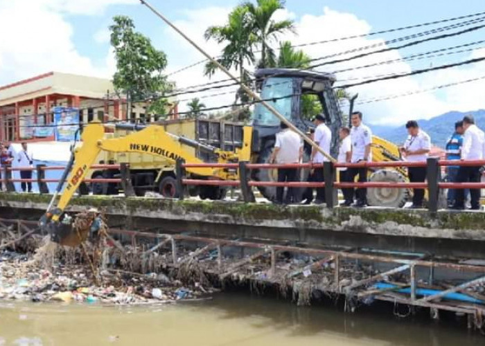 Wali Kota Sungai Penuh Pantau Pembersihan Sungai dan Jalan Rusak di Kawasan Tanah Kampung