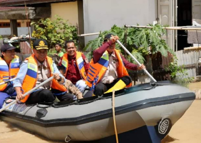 Banjir di Kota Sungai Penuh, Walikota Ahmadi Salurkan Bantuan