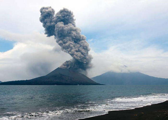 Imbauan Polda Banten, Masyarakat Diminta Tidak Beraktivitas Radius 5 Km dari Gunung Anak Krakatau yang Erupsi